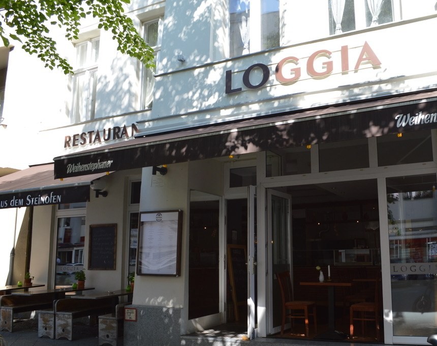 Eingang des Restaurants LOGGIA in der Ansbacher Straße