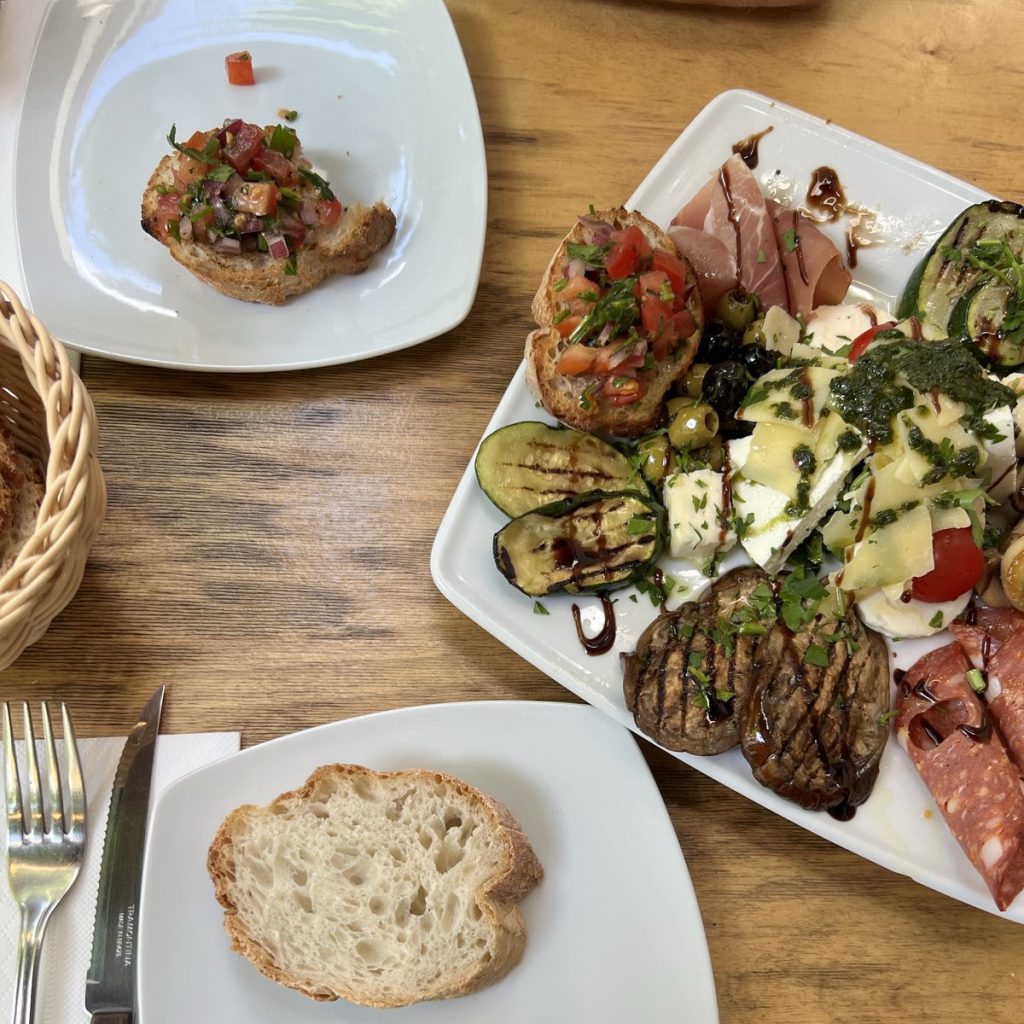 Antipasti-Platte mit gegrilltem Gemüse, Schinken und Bruschetta